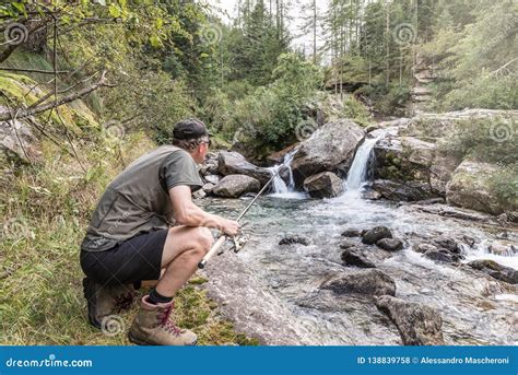  Fisherman Returning on a Mountain Stream 輝く水と静寂に満ちた風景