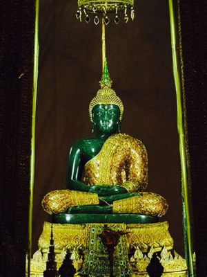  The Emerald Buddha：仏教美術の至高、輝きを放つ神秘的な微笑み